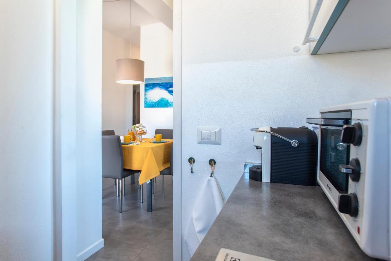 Nura's - Al Mare Sea Front Apartment *