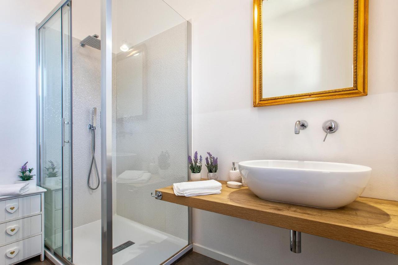 Nura's - Al Mare Sea Front Apartment *